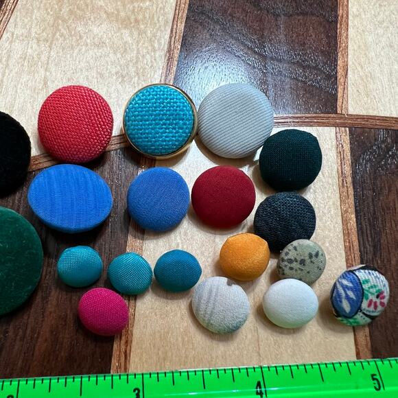 Cloth Covered Mixed Vintage Button Lot - Picture 3 of 4